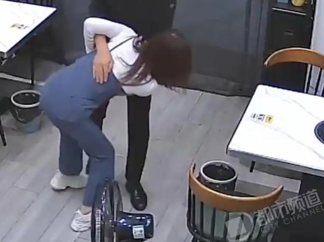 “拥抱还能骨折”？江苏，男子一个拥抱。没想到，妻子断了五根肋骨。男子本想让妻子体