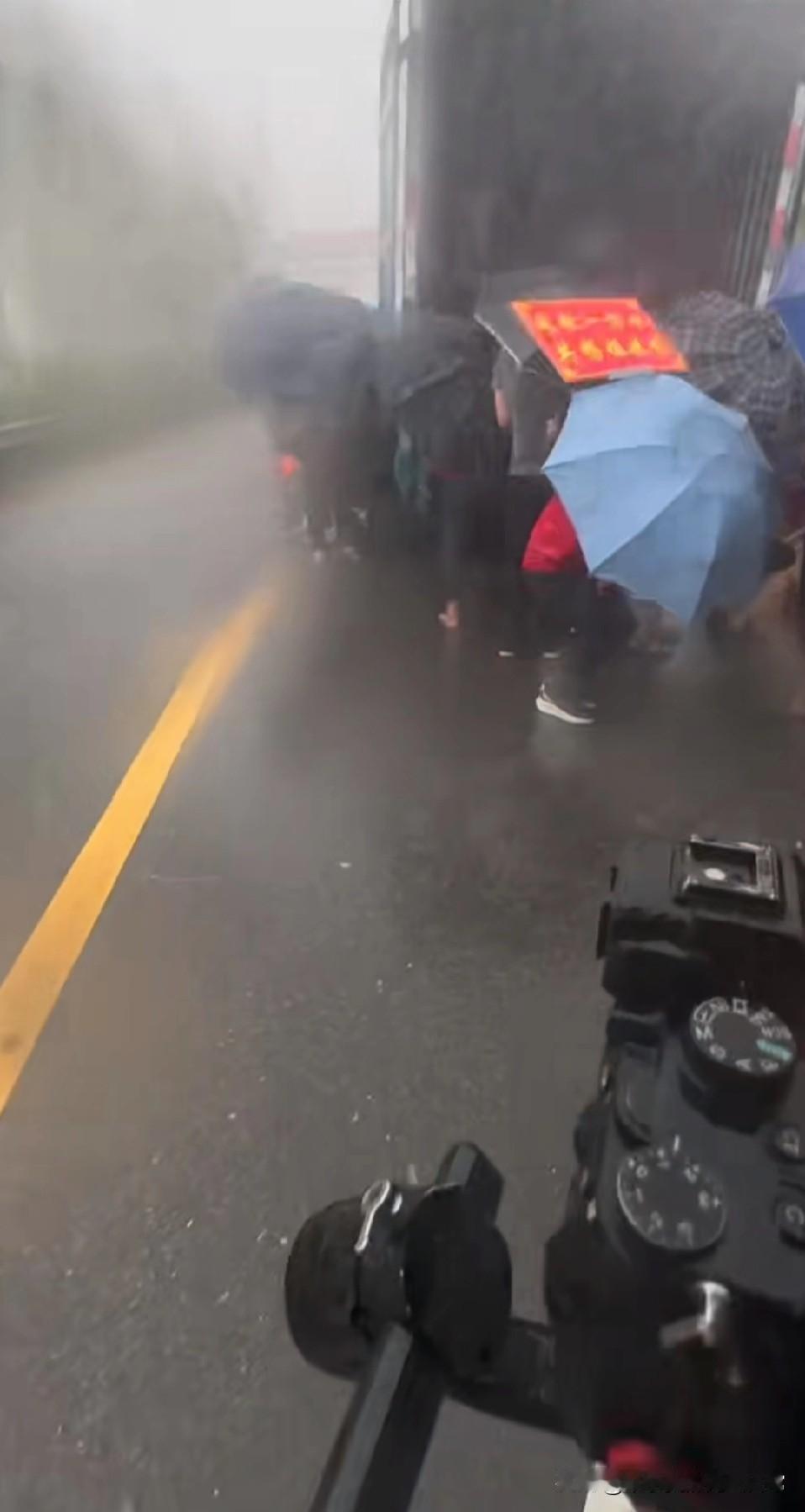 台风麦德姆结婚接亲顶不住啦！
 
台风“麦德姆”凶神恶煞，可有人偏要在风雨里把终