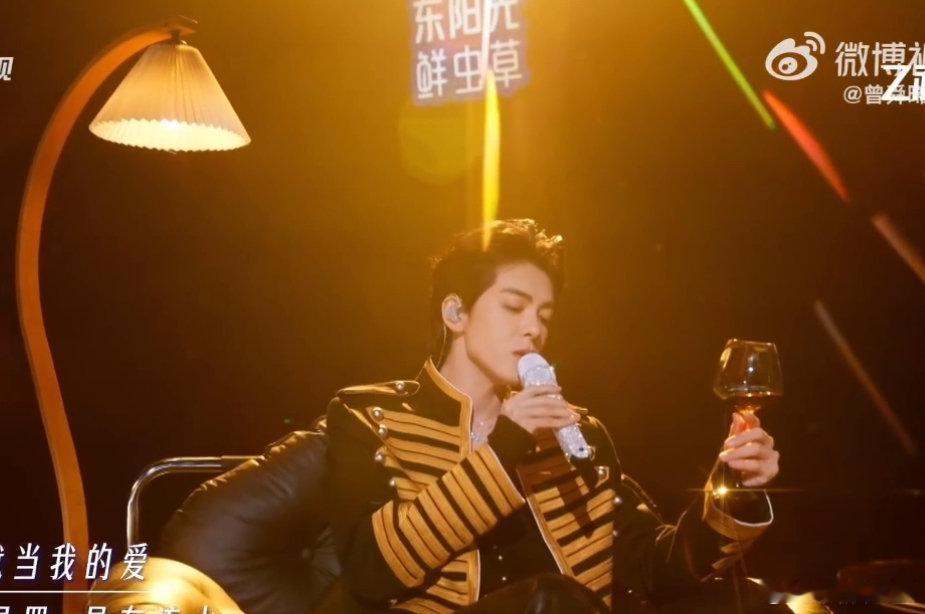 曾舜晞拿破仑外套张靓颖浇花曾舜晞摇晃红酒杯 曾舜晞拿破仑外套是真王子了 