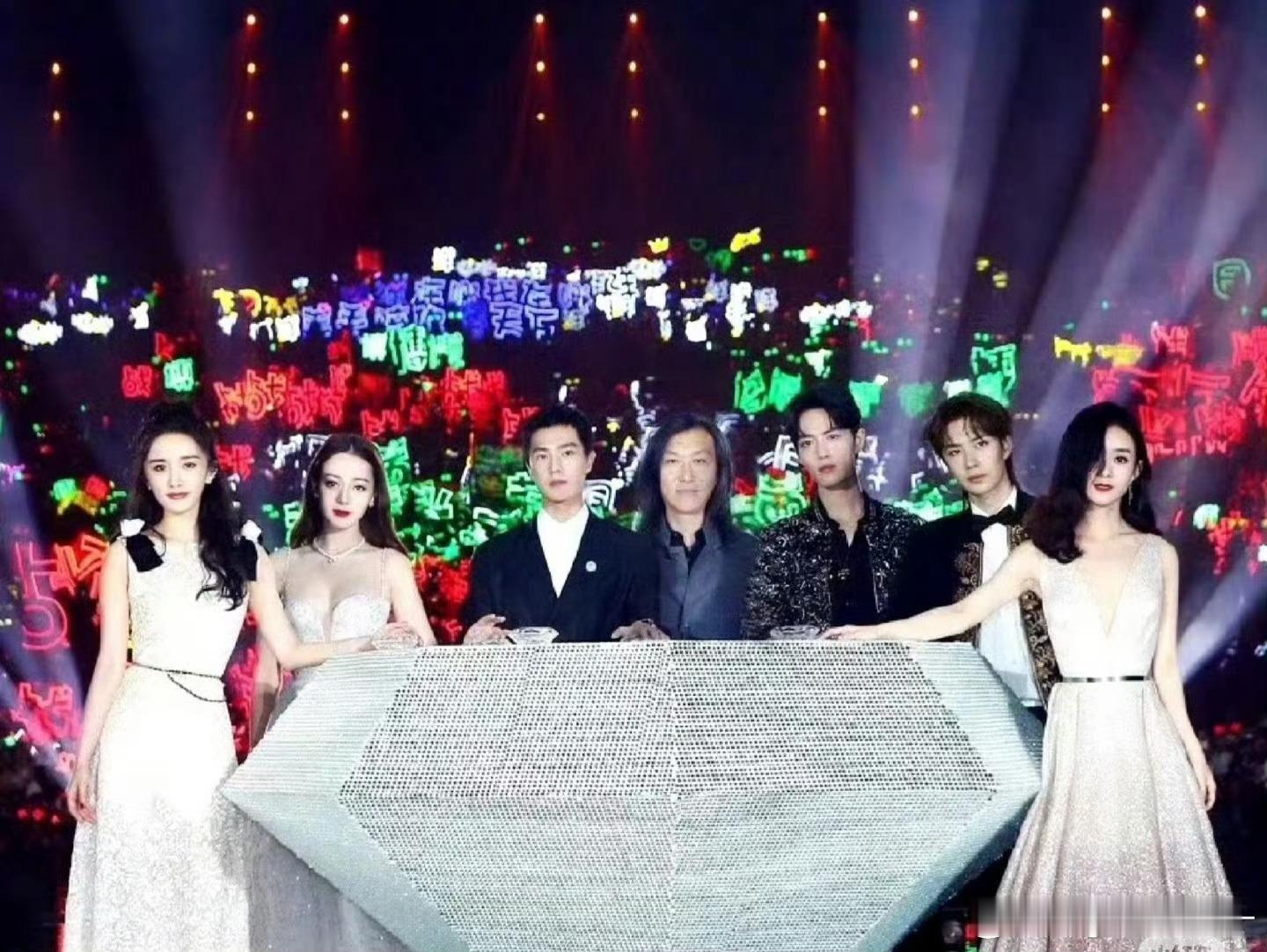 星光大赏顶流聚集最齐的一年这届星光大赏是把“顶流通讯录”翻烂了吧！同框浓度超标，