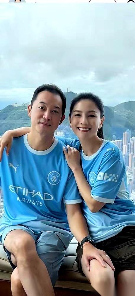 沙溢在26档综艺里疯狂装疯卖傻，胡可在直播间扯着嗓子喊“上链接”——这俩口子拿命