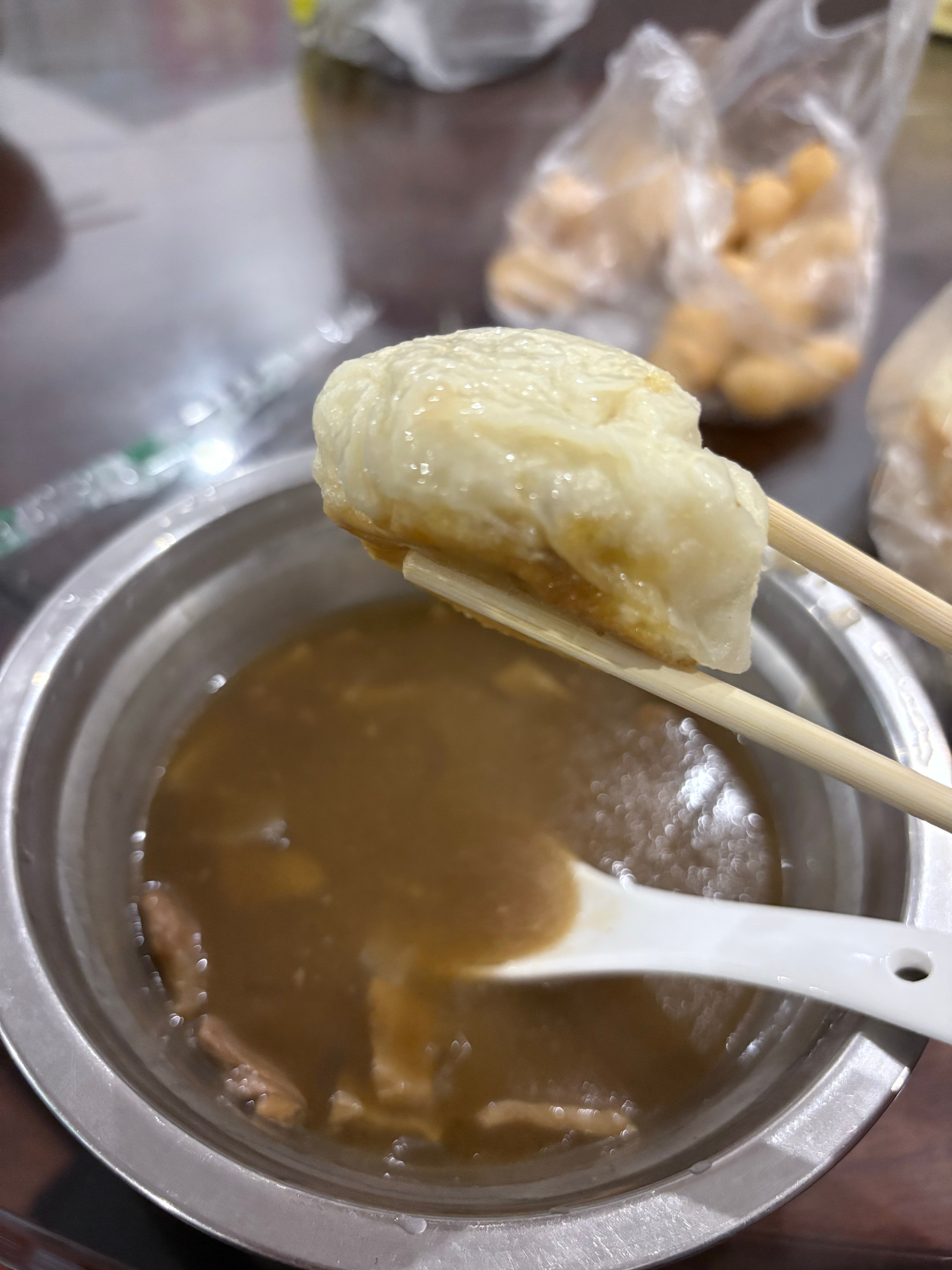 这种充满碳能量的早餐吃得我嗷嗷的[比耶]小油条蘸胡辣汤也是香到我舍不得吃太快哈 