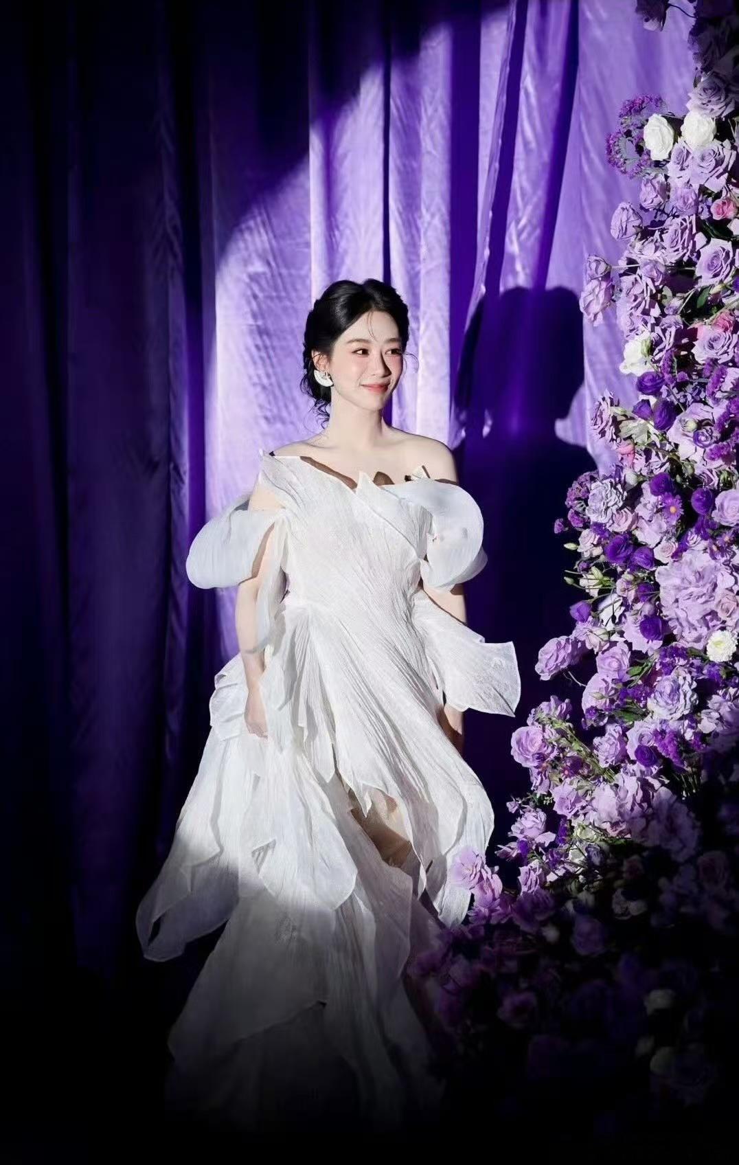 杨紫线下活动人山人海杨紫线下号召力 又被杨紫线下活动现场震撼到了，一个入口就已经