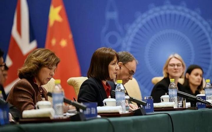 法国总统刚走，英国首相又访华，这是扎堆往东大凑热闹了？
         英国首