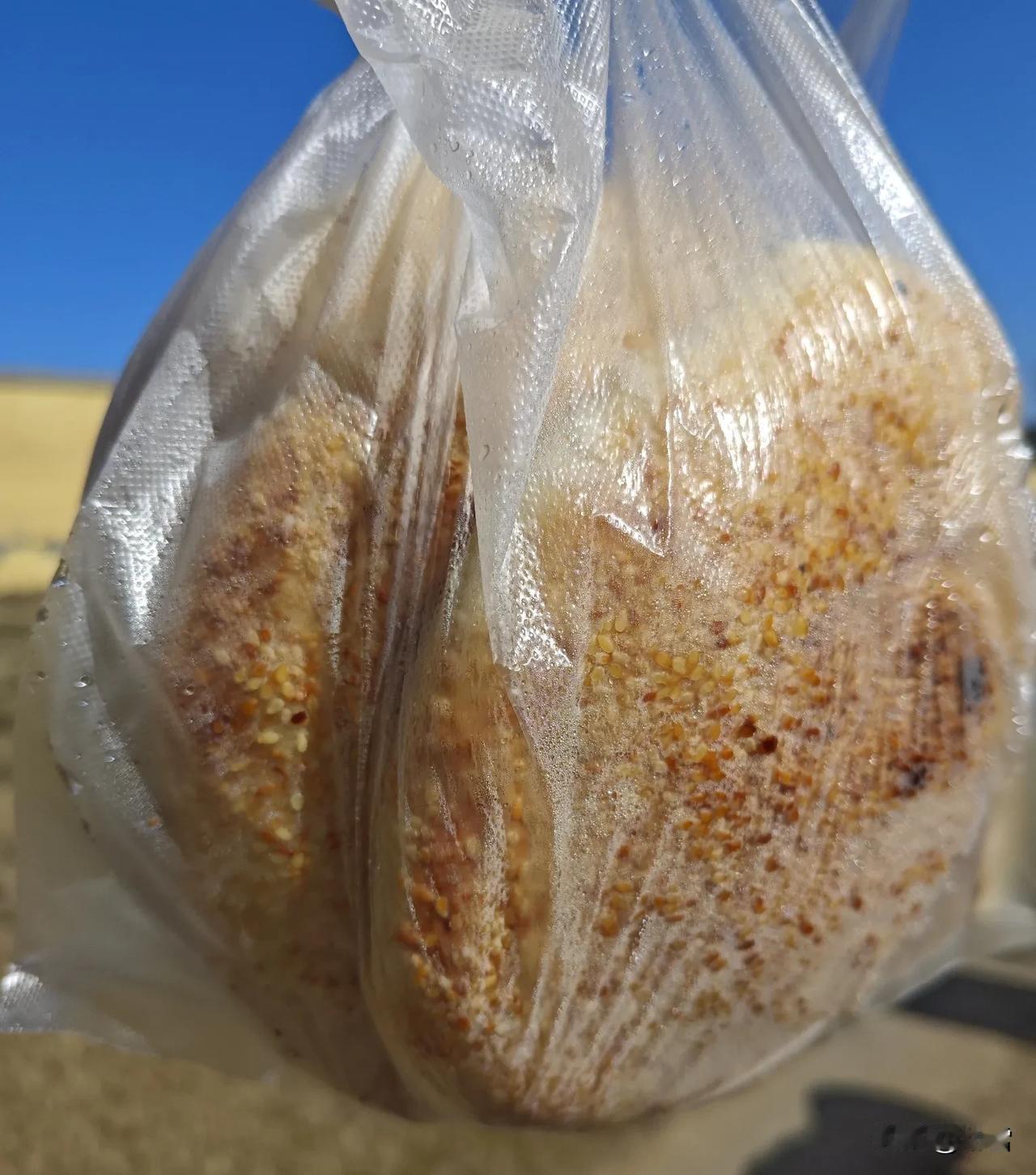 高炉烧饼铺那叫一个火！

排了老半天才买到，

买了6个，花了10元钱。

那烧