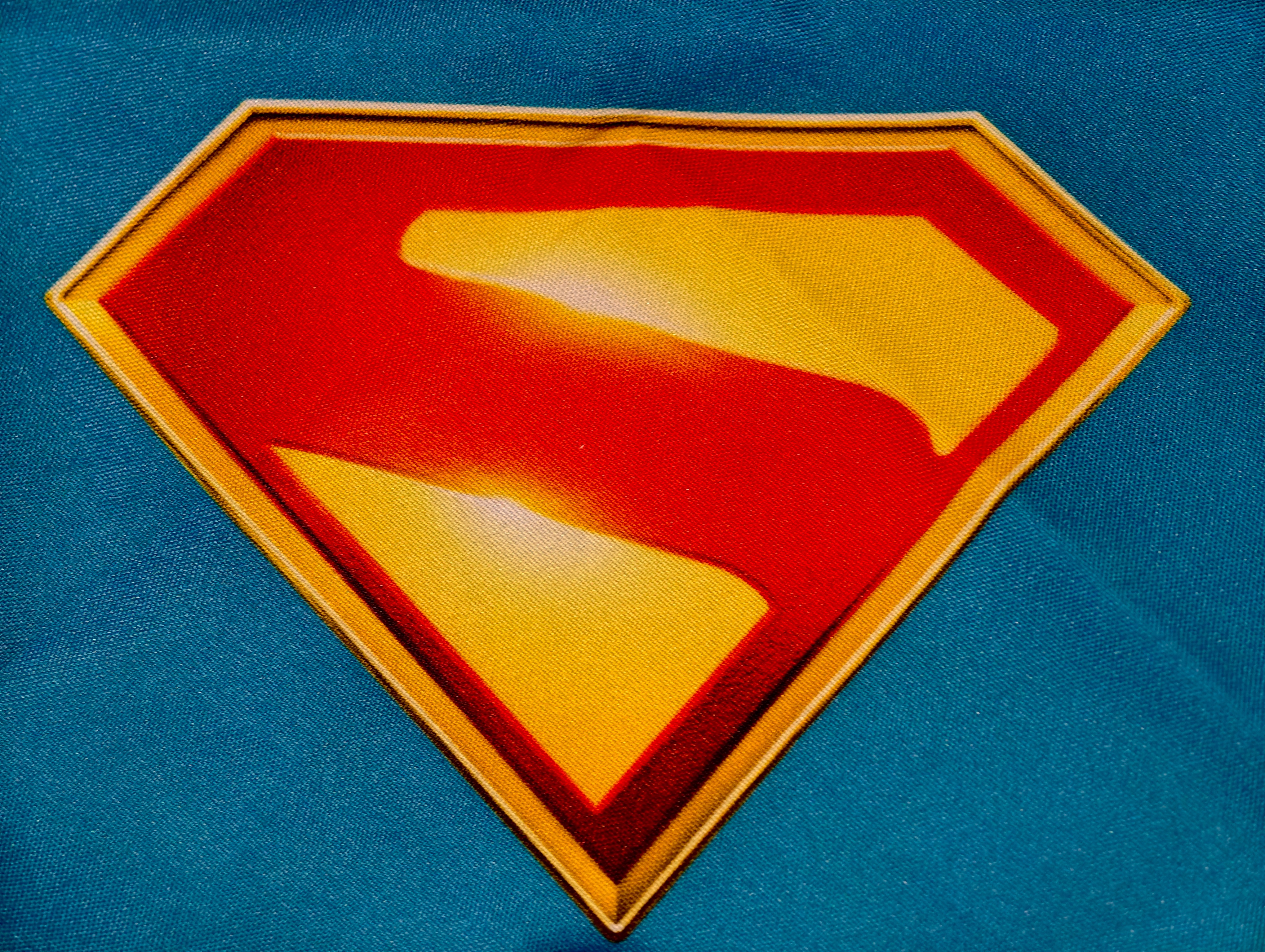 收到了DC超人日限定礼盒！经典的蓝、黄、红色，超显眼S盾礼盒，里面有一件超人T恤