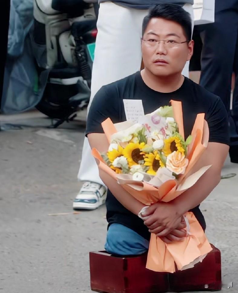 陈州的儿子高考结束后第一时间来到父亲跟前跪地感谢父亲的养育之恩，随后他送给班主任