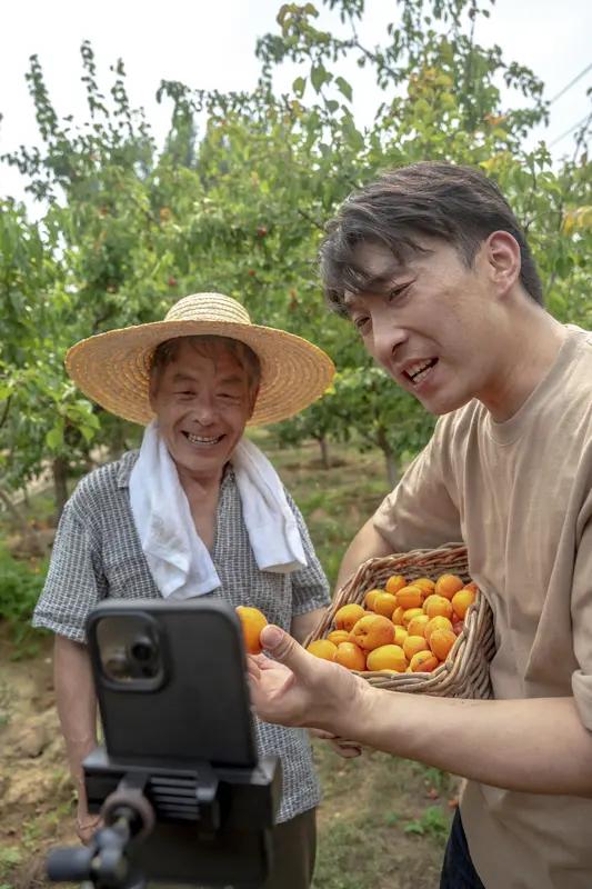 吴克群这人太暖了！今年2月，他发视频记录体验贵阳252路“惠农专线”，看到菜农手