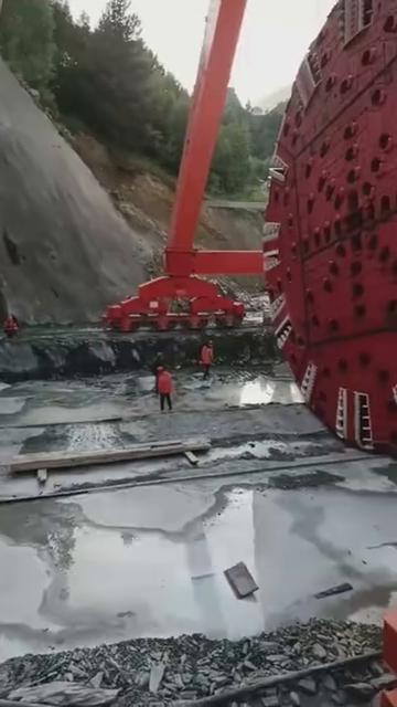 盾构埋机。
这群头戴安全帽的领导正紧张兮兮地盯着眼前这堵墙，你知道他们在等什么吗