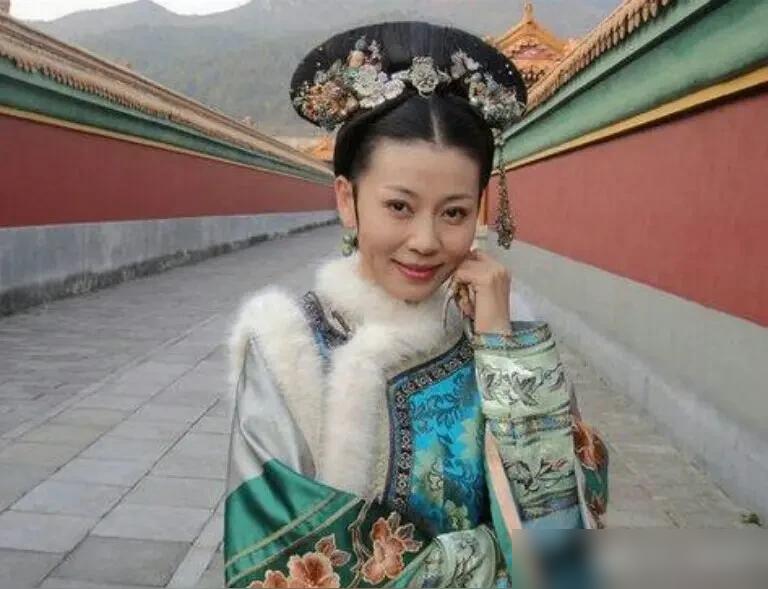 刷了十遍《甄嬛传》才敢说，齐妃要是活到大结局，根本轮不到甄嬛。你以为她是蠢，其实