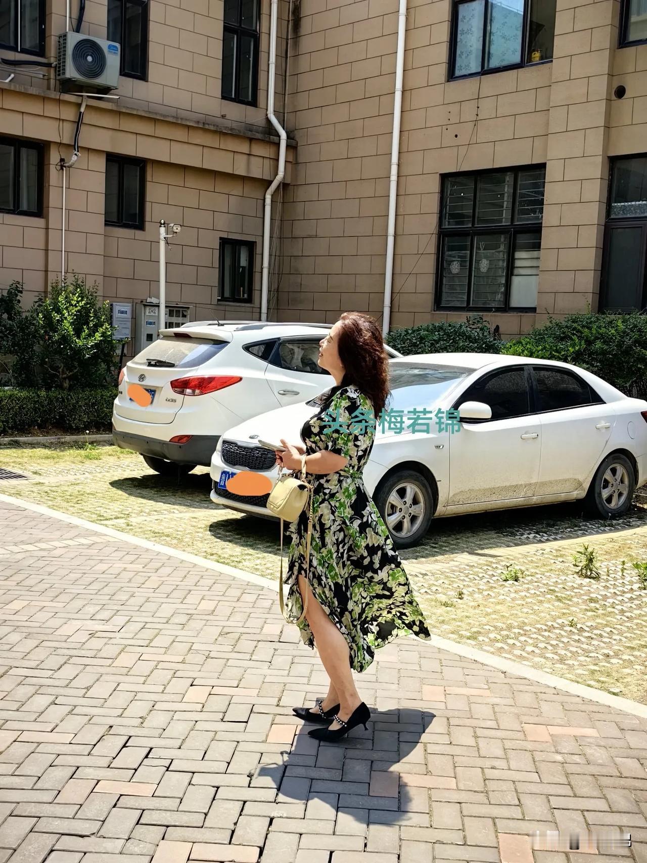 收拾的漂漂亮亮的去参加一对新人的婚礼。让孩子们比的我们都老了，自己心里还住着个儿