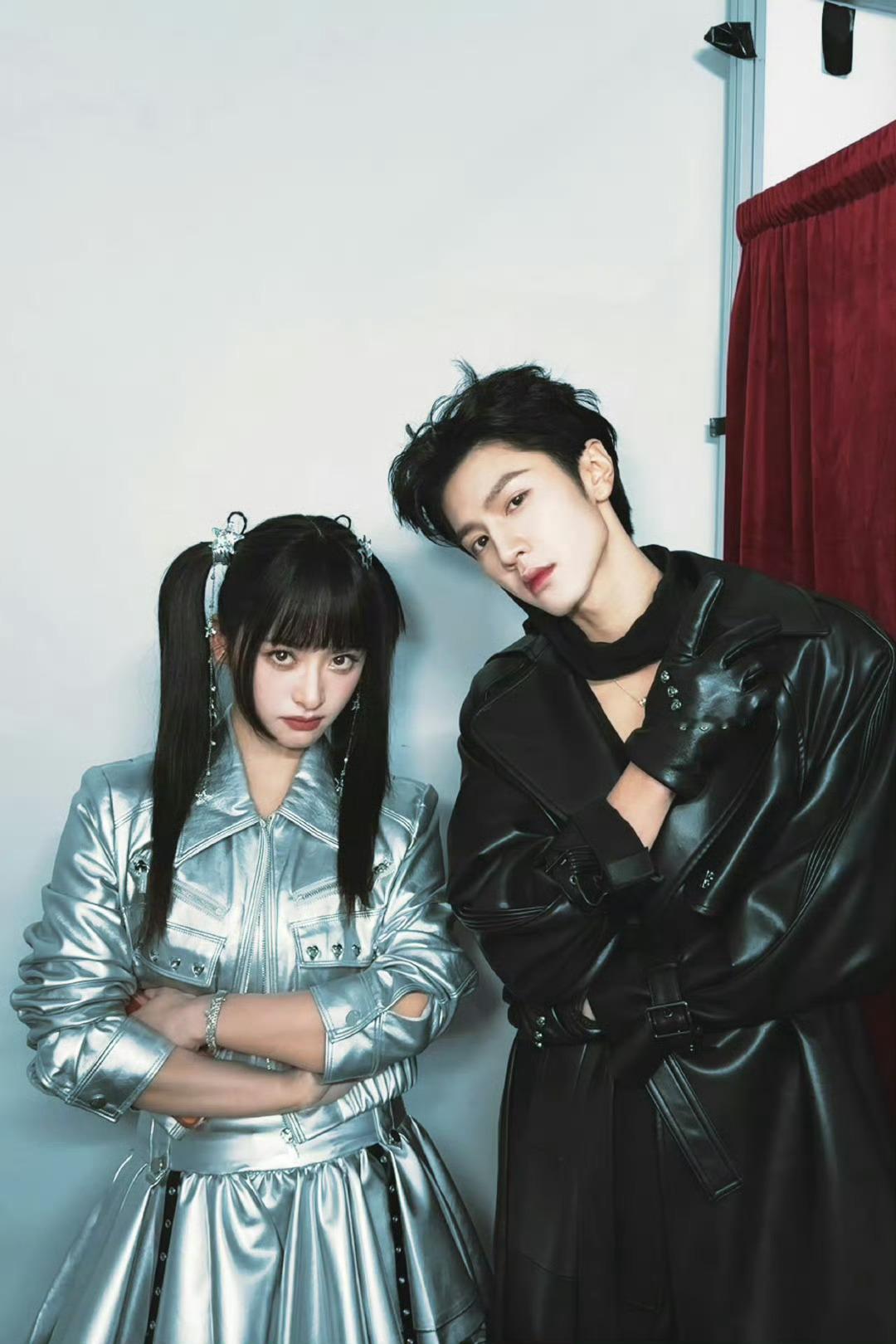 沈月陈哲远后台合照两人于2026年2月11日（南方小年夜）湖南卫视春晚后台合影，