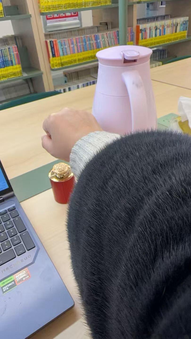 穿着闺蜜送的暖暖的衣服，图书馆一楼里就我。今天至少写5000字。我和某人的日常