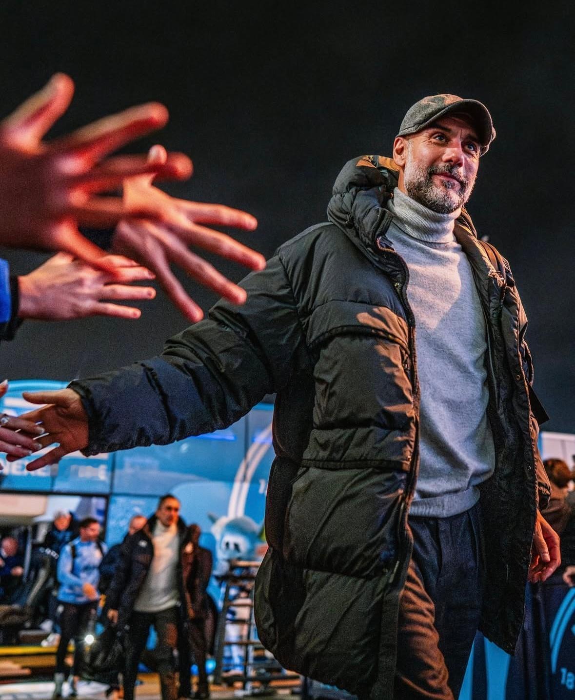 我还记得瓜一年有次也是晚上踢比赛，瓜也是戴的这种帽子，几乎也是同样的动作和视角，