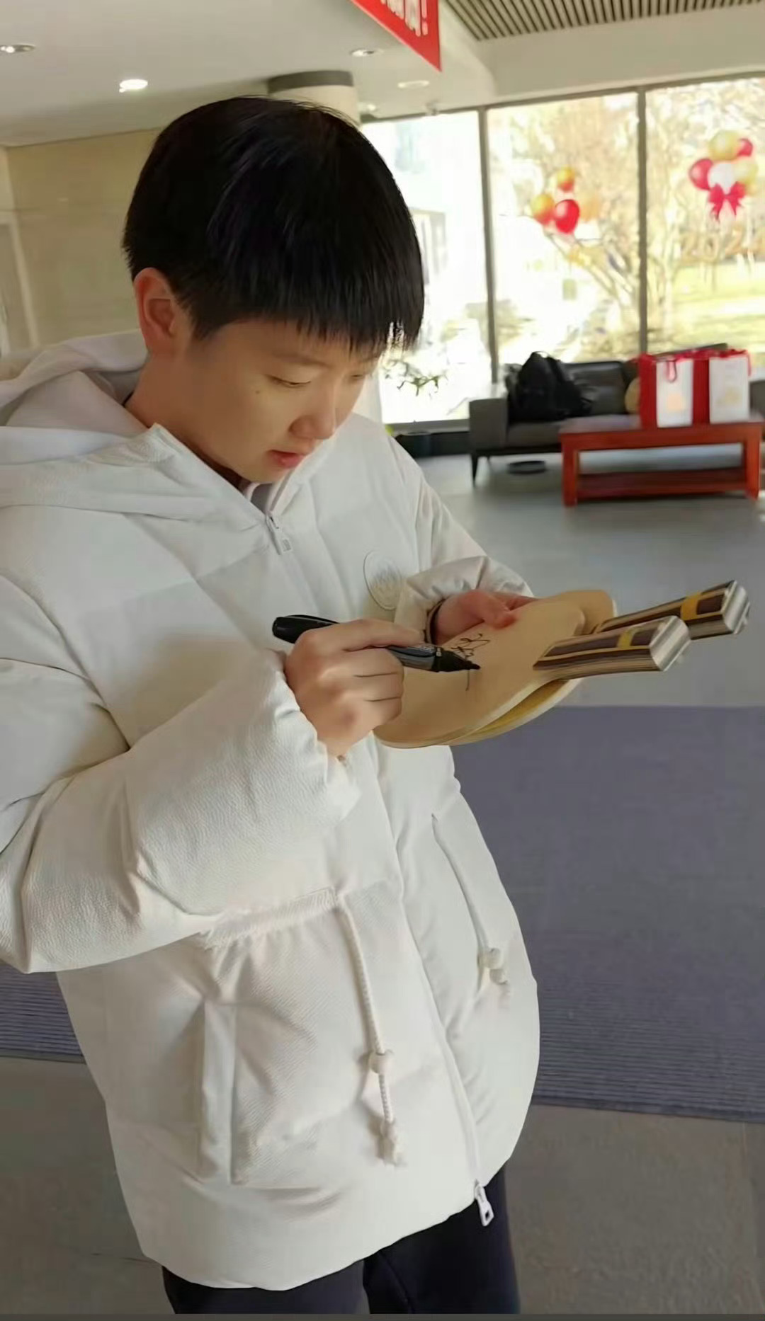孙颖莎小白团子合影 哈哈 “小白团子”是粉丝对孙颖莎的爱称，形容她皮肤白皙、圆脸
