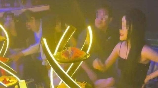 凤凰新闻【国企通报高管被曝接受高档宴请、有偿陪侍：3人已停职】情况通报12月5日