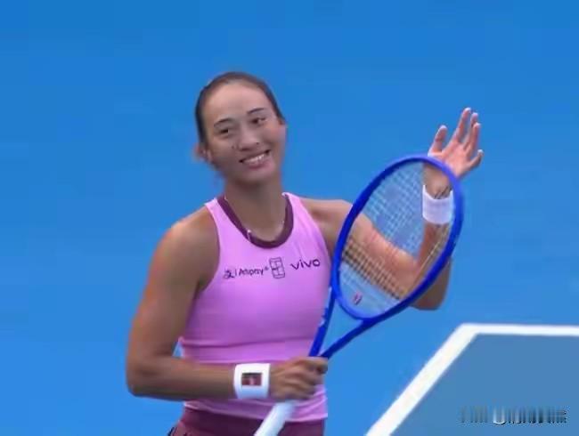 郑钦文真开心！WTA250雅典站，郑钦文喜提两连胜。
郑钦文首轮横扫赛会6号种子