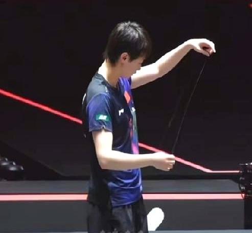 孙颖莎左脚缠满绷带，右脚趿着拖鞋，一瘸一拐走进训练场——冠军的脚底，正渗着血。