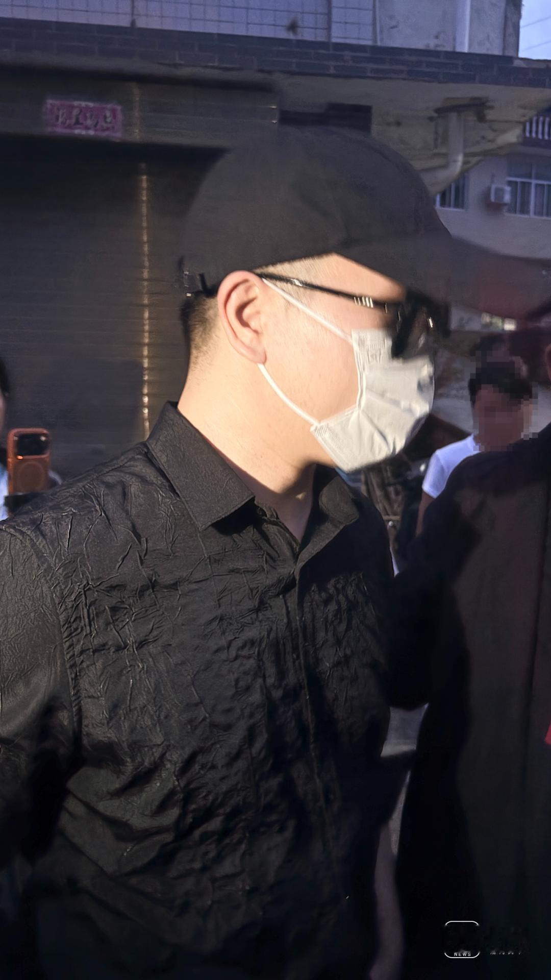 昨天下午，韦先生迈着沉重的步伐走进法院，全网热议的“结婚8年三女非亲生”案在陕西