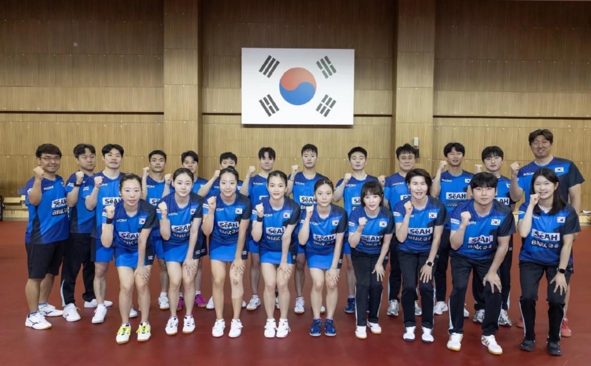 韩乒队举行伦敦团体世乒赛出征仪式—大合照中申裕斌的腿部贴满肌贴！
4月23日，伦