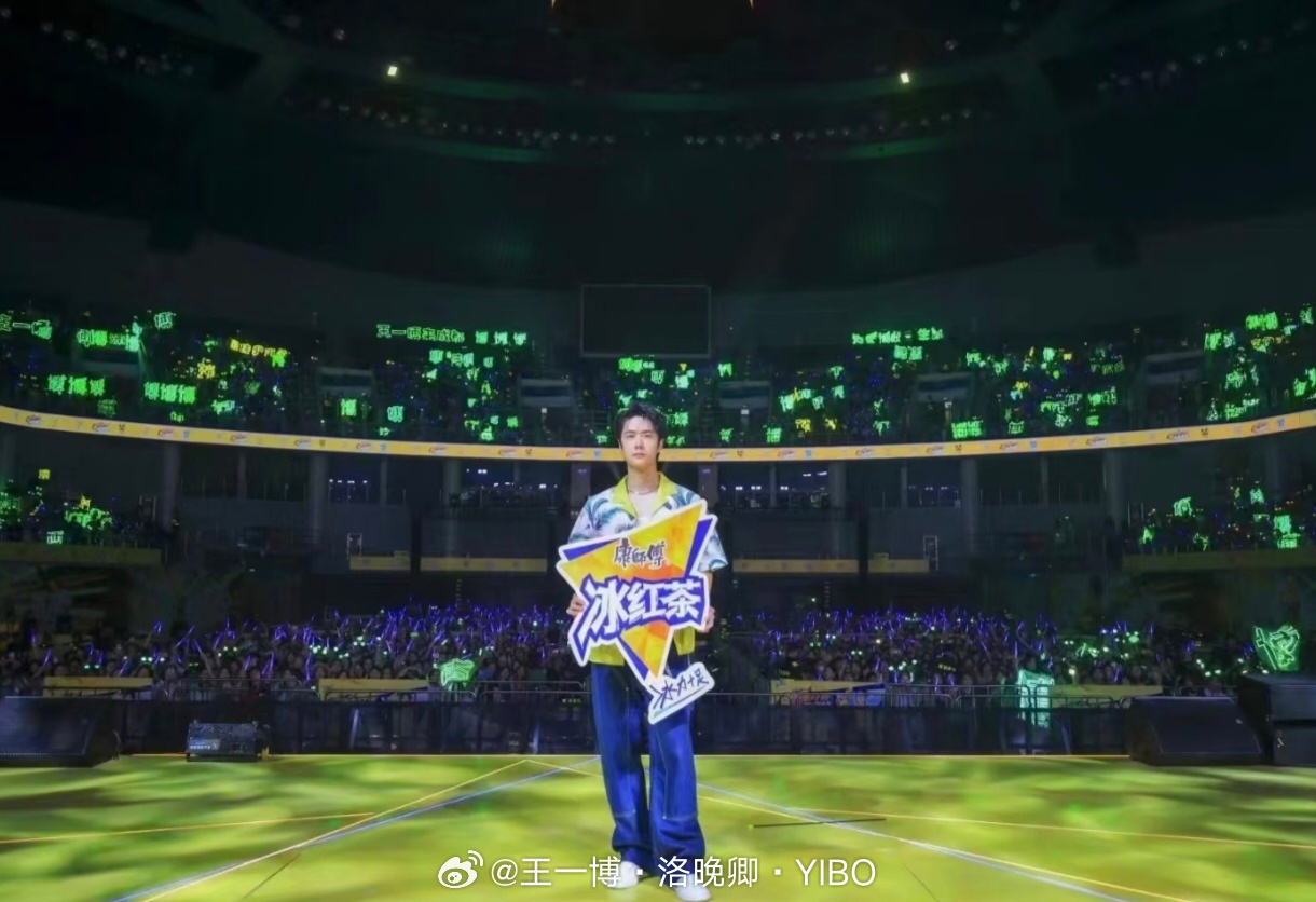 向全世界安利王一博 黄昏与日晚，风也思你，王一博，你逆着光而来配的上这世间所有的