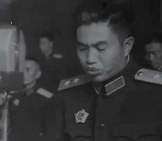 1976年，皮定均将军参加表彰大会时，见到一军长随地吐痰，他的秘书跟在后面要擦，