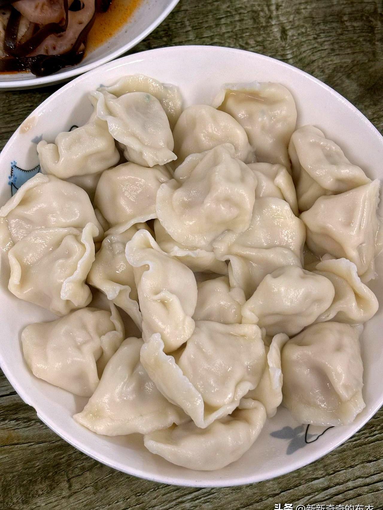 一碗剩饺子，真能把人气到心里发堵？
中午侄媳又抱着孩子来我家吃饭，刚坐下那会儿我