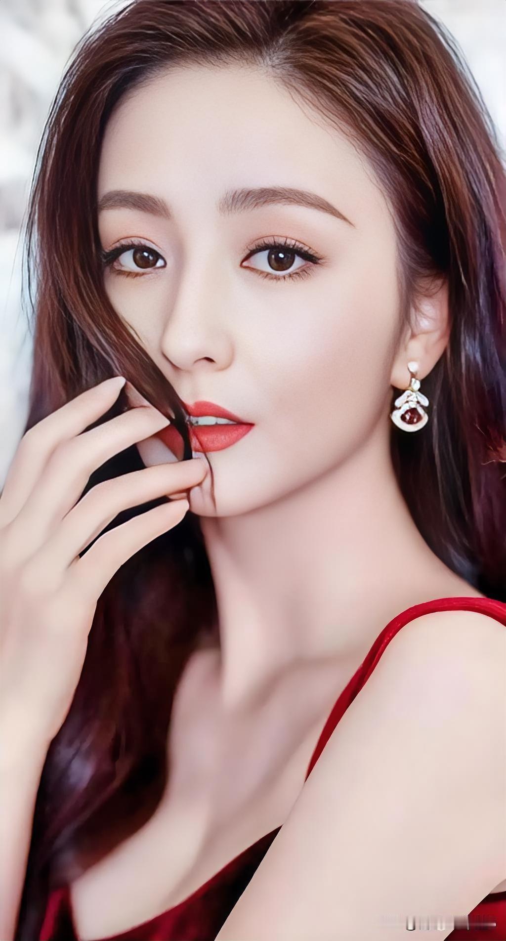 一位网友发帖回忆多年前在横店当群演的经历，刚高中毕业的她和同学辛苦拍完戏却被欠薪