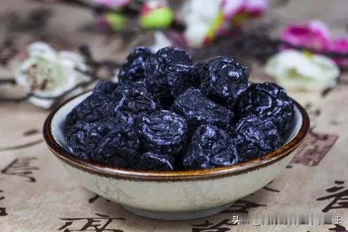 【小小乌梅，却是糖尿病人夏季“生津果”，健脾开胃又解暑】
在夏季，乌梅是必不可少
