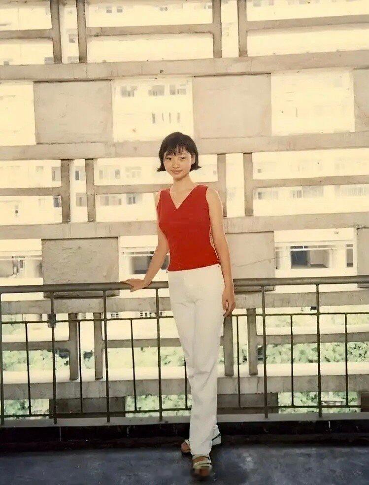 16岁时的柳岩，长得好甜美可爱啊1996年，柳岩在广州的一所中专卫校就读护理专业