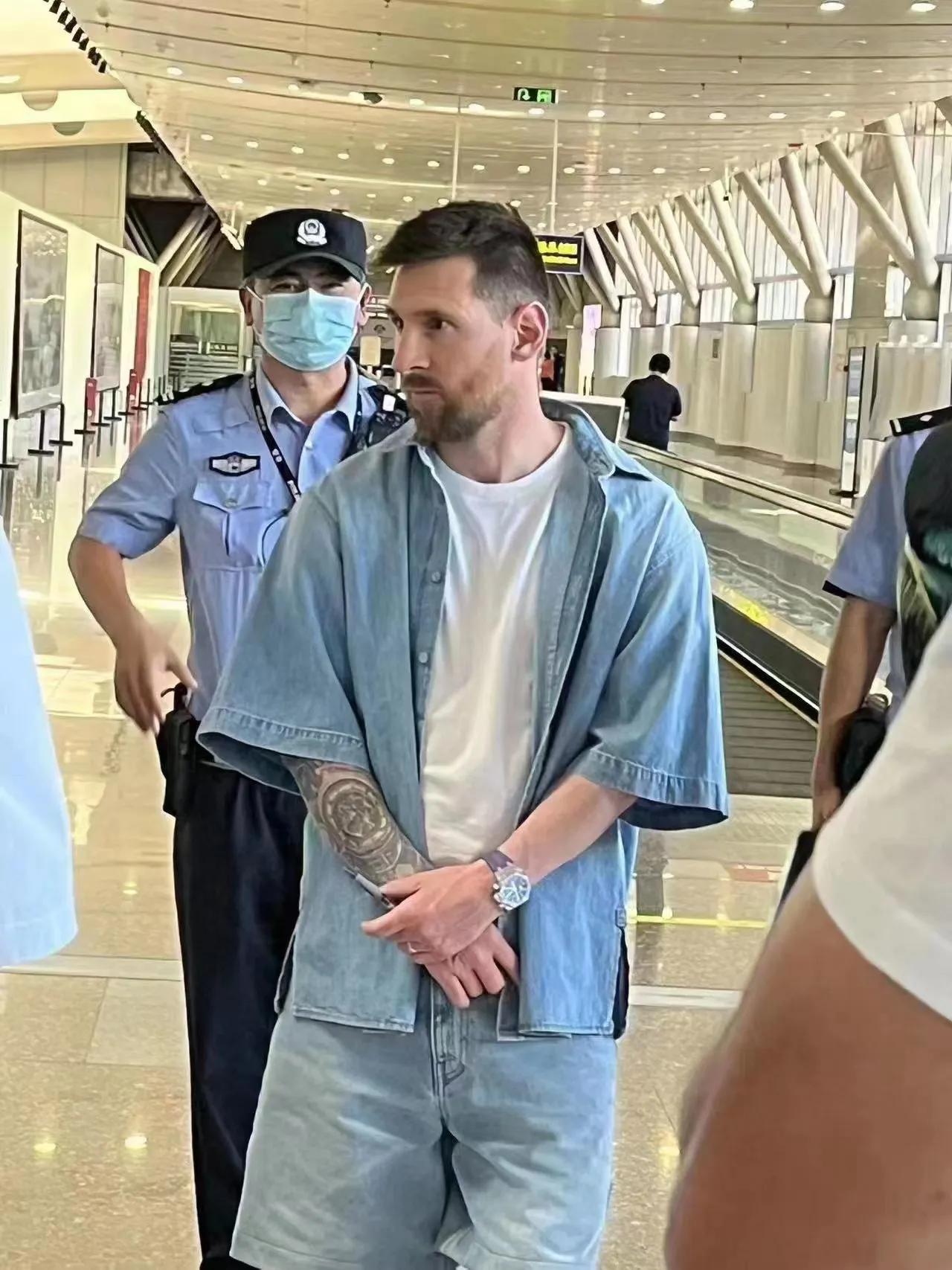 球王梅西乘坐私人飞机抵达北京，
但欢迎照片咋看上去像是被抓捕回来的呢？[马思纯的