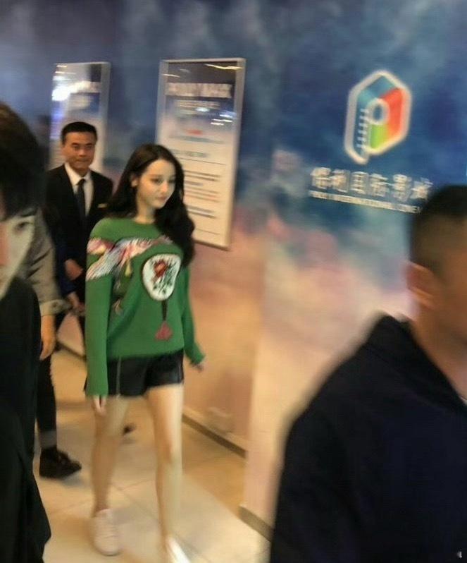 是宝宝啊啊啊啊啊啊啊好小的脸好萌的甜热热这个漂亮的大长腿