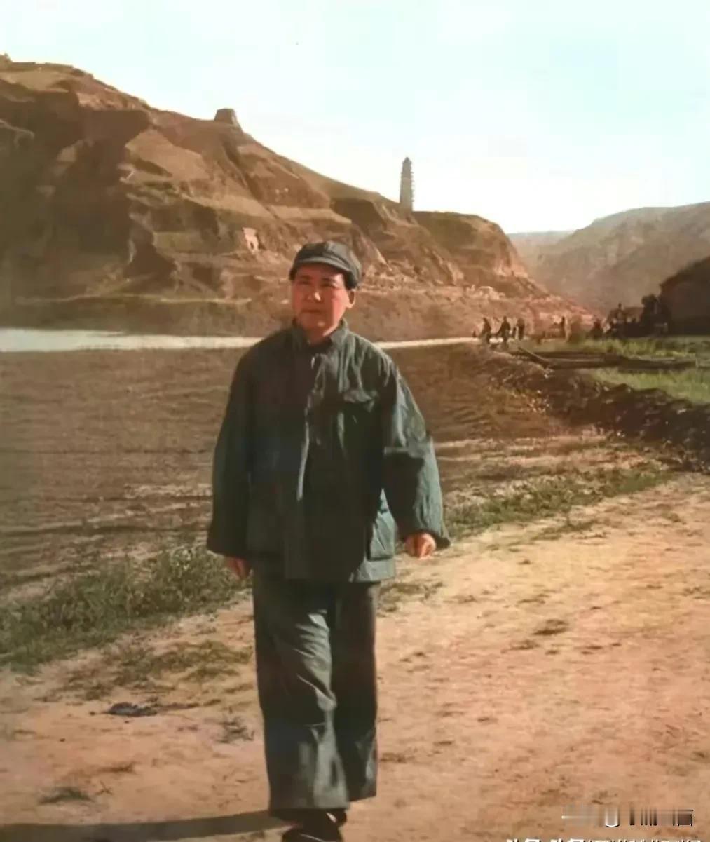 中共中央在陕北延安期间，毛泽东主席留下的一张神采奕奕的照片，朴实的宝塔山，难忘的