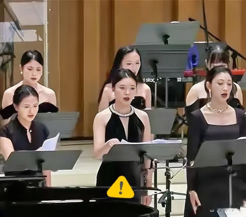 真是活久见！为了省那几百块演出服的钱，居然干出穿完就退这种缺德事。这哪是在省钱，