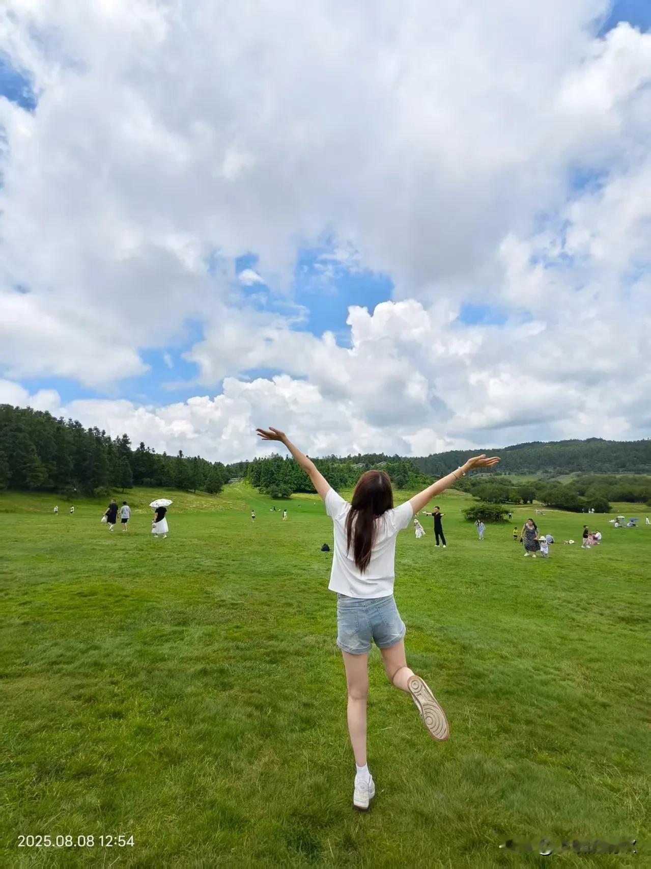 娃跟着他爸两口子去重庆旅游了。

照片的地方叫仙女山，娃很欣喜地跟我分享，说这边