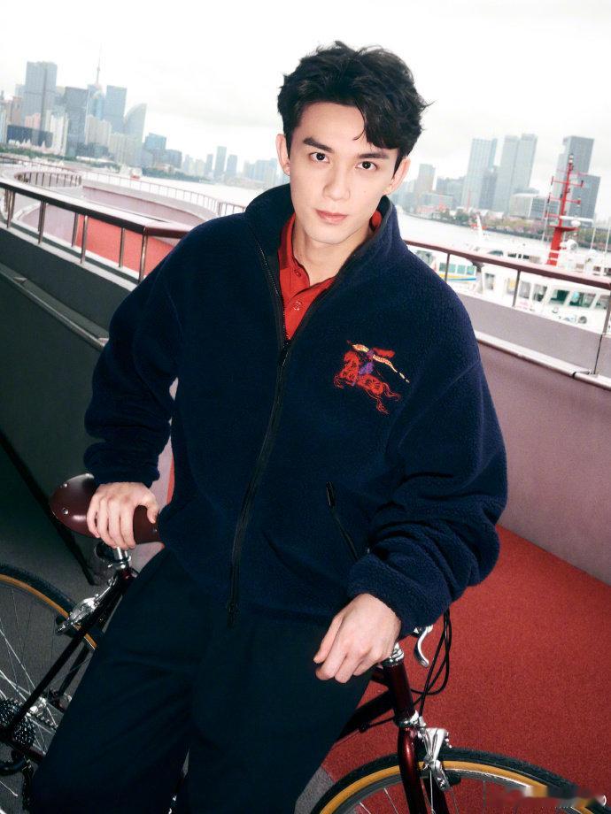 吴磊Burberry新年 吴磊单车蹬响新年序曲。风捎来街头巷尾的团圆气息，少年的