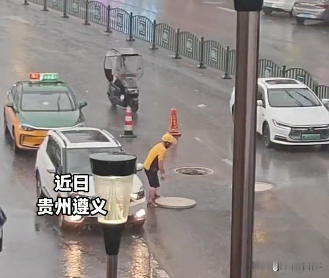贵州街头，外卖小哥送餐时看到井盖没盖，怕人掉进去，刚想盖上，手机响了，提醒他：订
