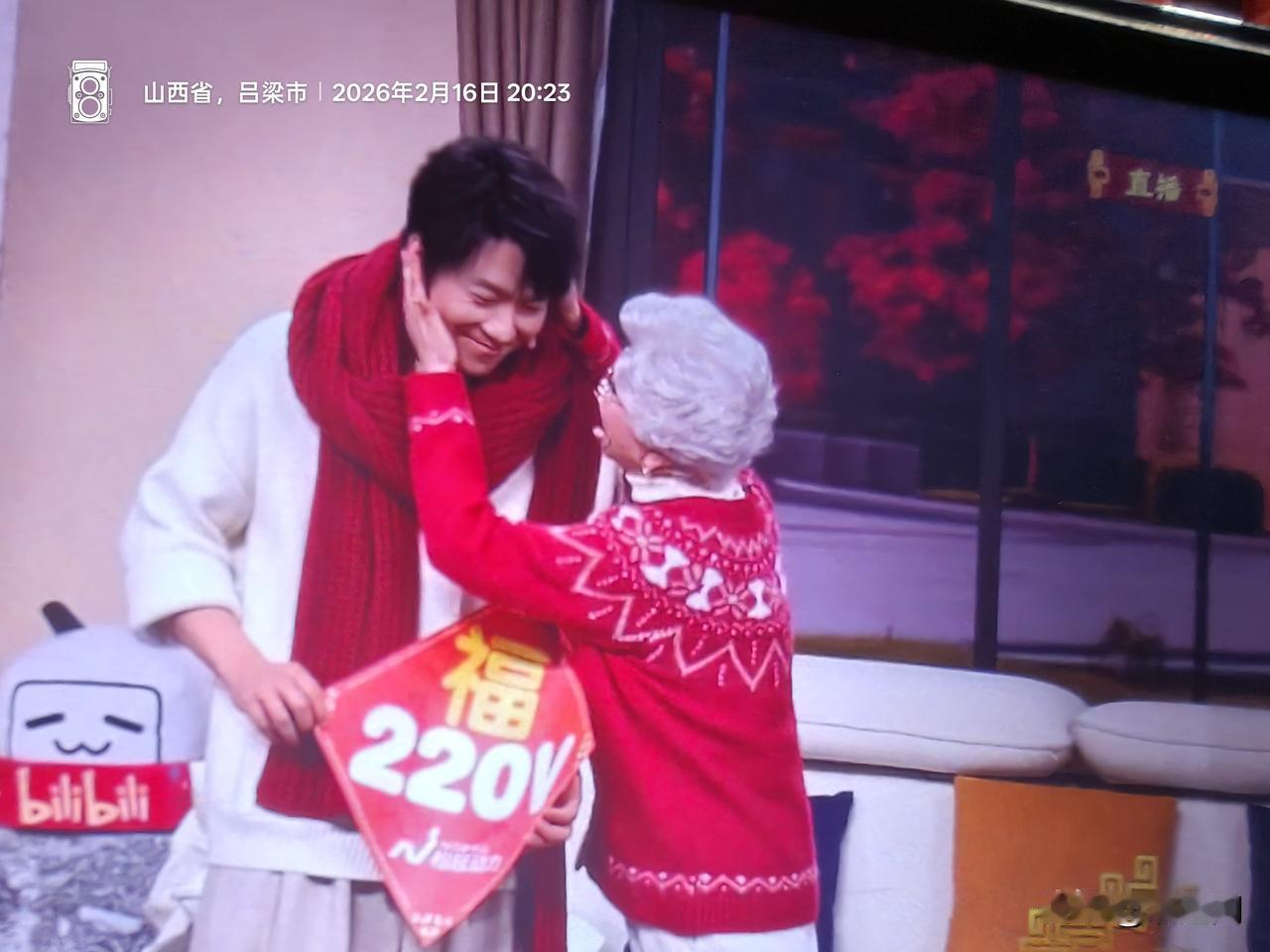 蔡明已经是奶奶辈了。但女主持人说这小品“太欢乐了”，我没感觉到，倒是蛮心酸：机器