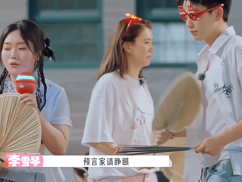 三十岁的王子奇摇着六十岁的蒲扇露出五岁的笑容 