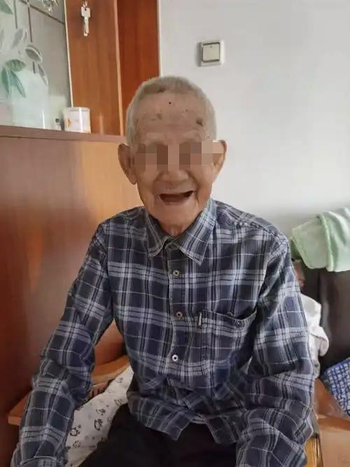 一位百岁老人说：“别指望任何人给你养老。真到了动不了那天，亲儿子、亲闺女来伺候，