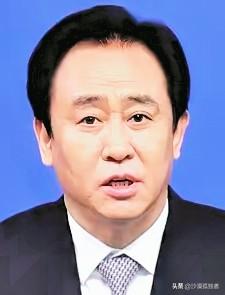 许家印倒台快三年，2.4万亿的雷还没炸完，他手下一个踢球的，光卖广州一套房就净赚