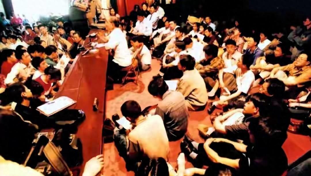 深度探讨厉以宁去世多年后，为什么许多普通百姓一提起他仍会感到愤怒？
1992年1