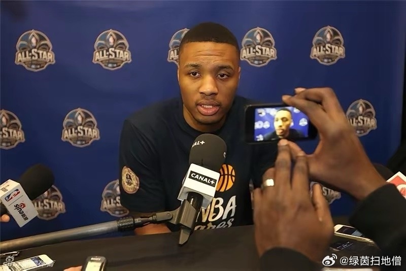 利拉德谈及GOAT归属时直言：迈克尔·乔丹是历史最佳（GOAT）。紧随其后的是勒