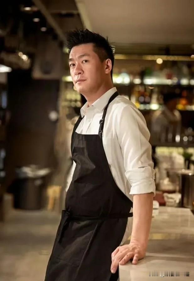 演员林韦君在近日的记者会上宣布了她的新恋情，将与米其林主厨李皞展开一段新的感情旅