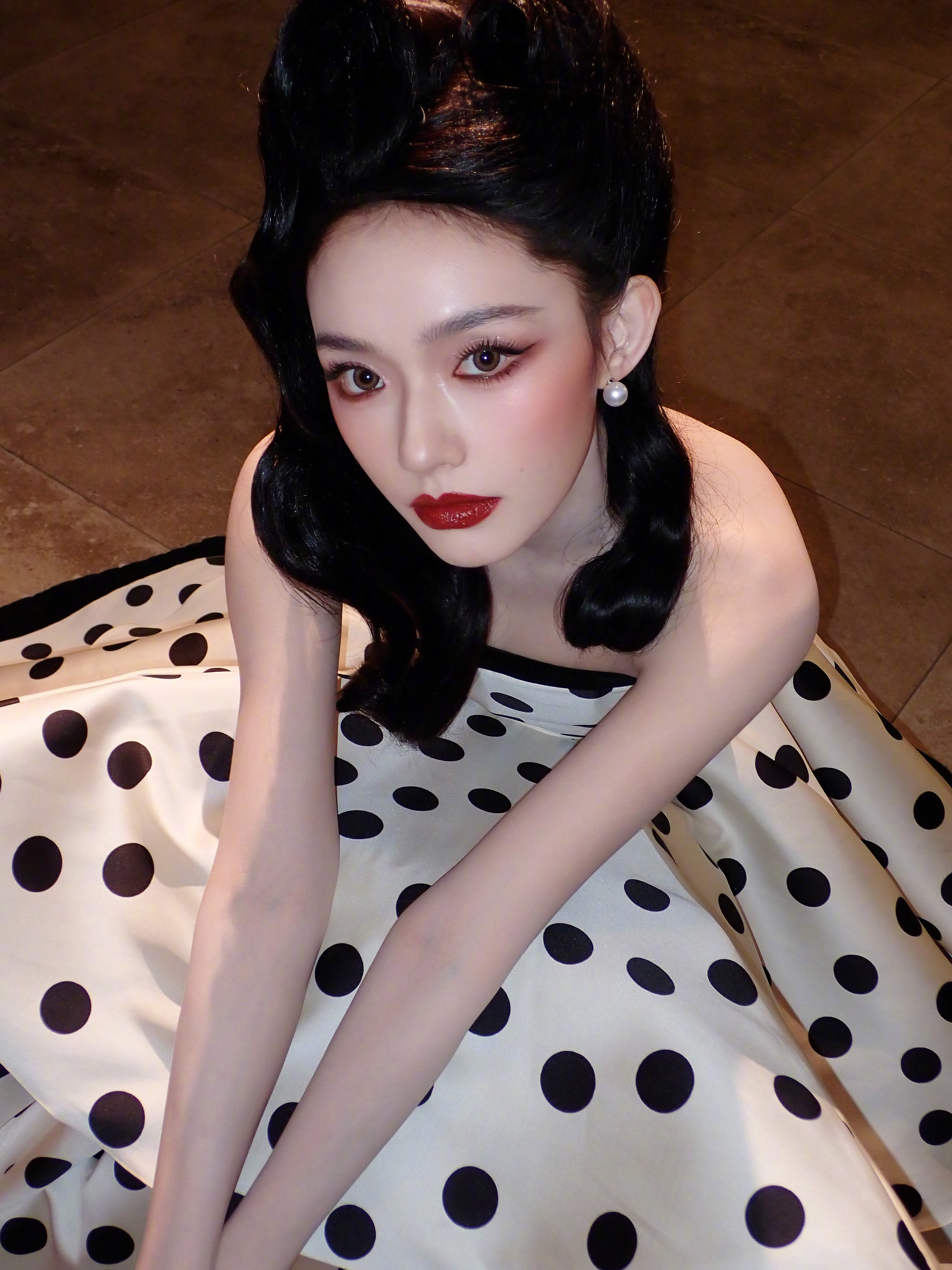 林允波点猫女装 林允尖叫之夜造型来了，波点猫女装太权威了，期待红毯！ 林允复古波