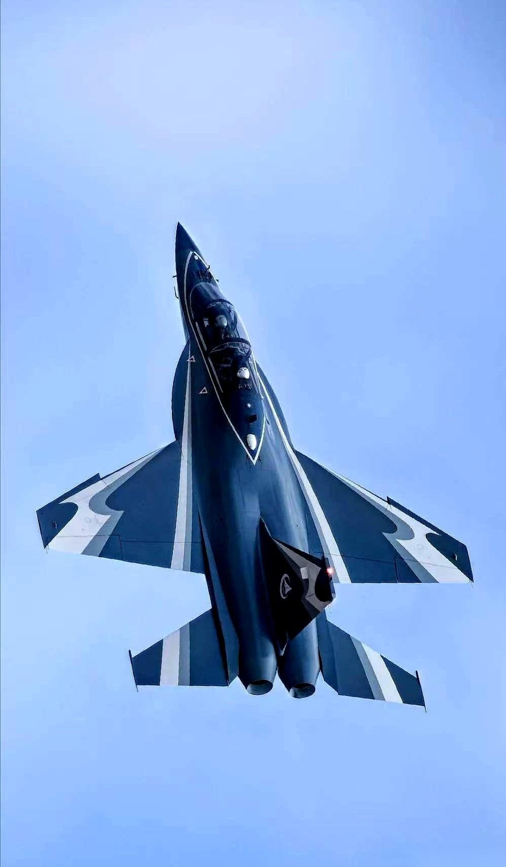 1600架订单。
中国第一次压过欧美！
拿了第一！

以前这种场合。
我们只是旁