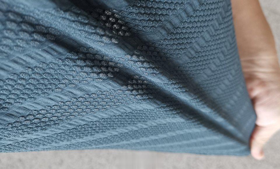 早安！给大家看看，这是江南梅雨季节救了我的衣服，透气性贼好，不然我身上要长蘑菇?