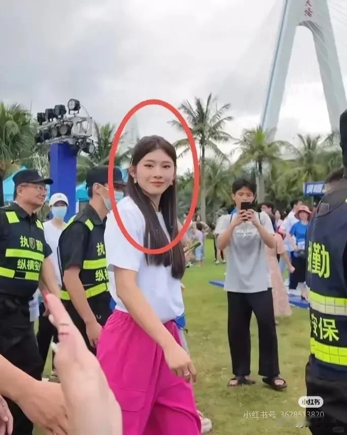 沃趣...吴艳妮现实居然长这样？
吴艳妮用自己的方式告诉我们：女性可以自信、可以