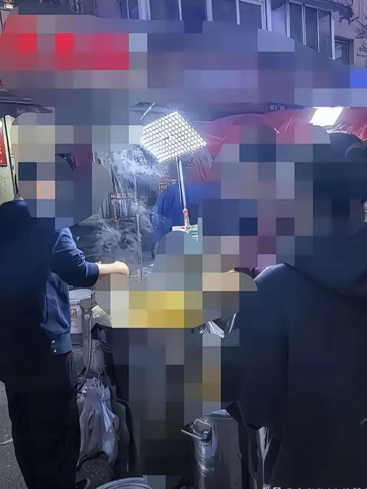 这种人就是纯善！江苏徐州，一名30岁单亲妈妈在夜市摆摊卖烧烤，昨晚凌晨1点左右，