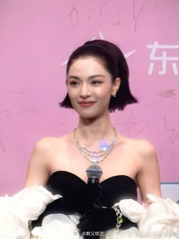 钟楚曦黑白赫本裙  钟楚曦赫本风 钟姐今天的尖叫之夜红毯依旧发挥稳定！一袭白玫瑰